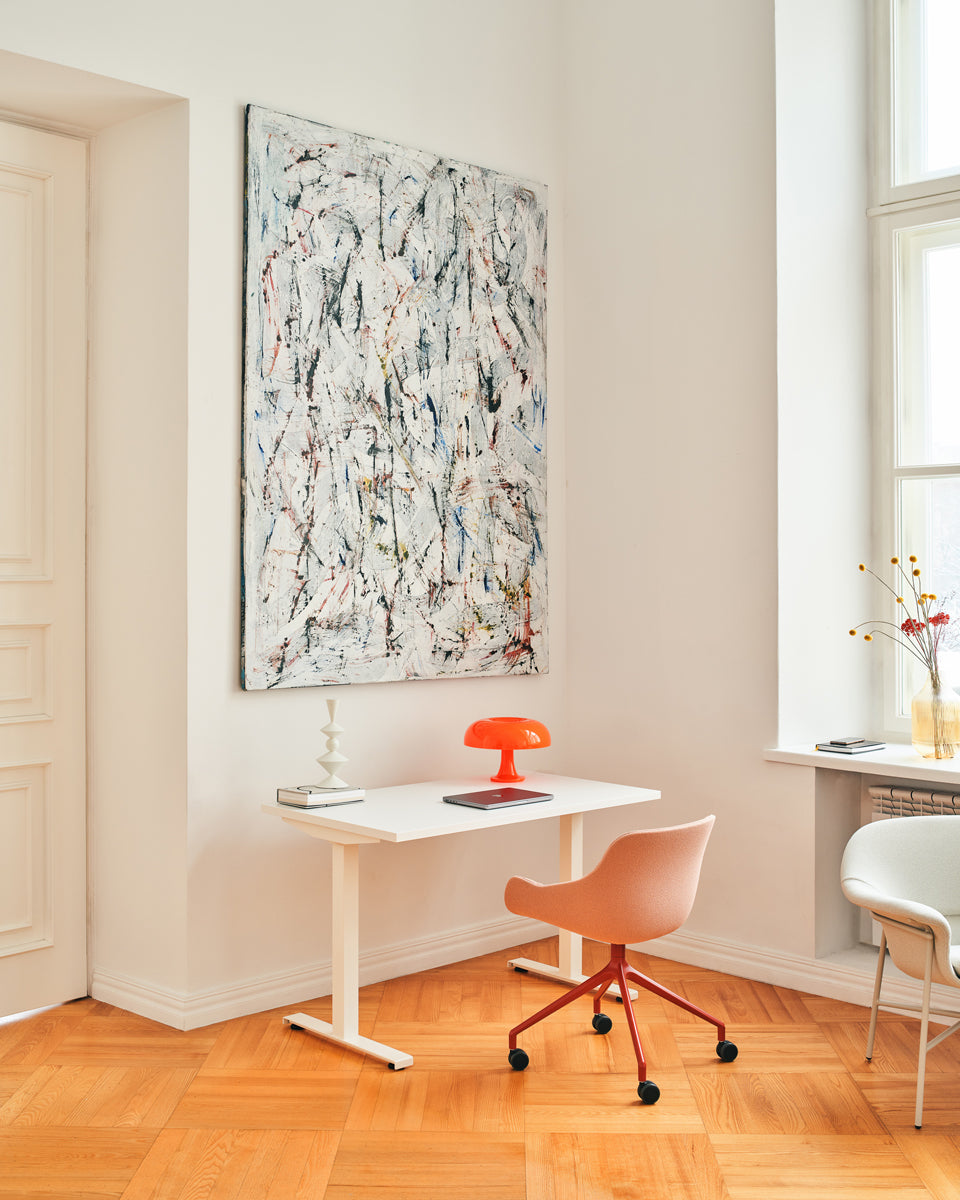 Eleganter Ogi T BOT607 Schreibtisch von MDD, aus hellem Holz, perfekt für ein inspirierendes Arbeitsumfeld und kreative Projekte.