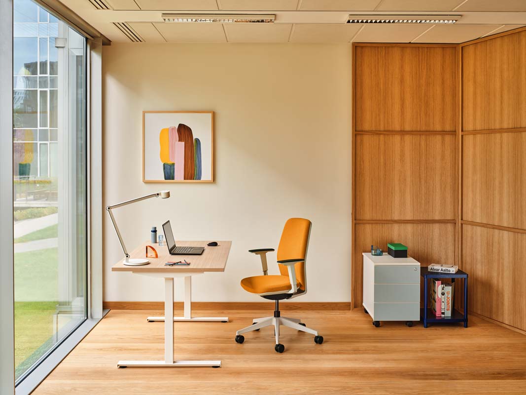 Moderner Ogi T BOT607 Schreibtisch von MDD, gefertigt aus hellem Holz, ideal für stilvolle Büros und produktives Arbeiten.