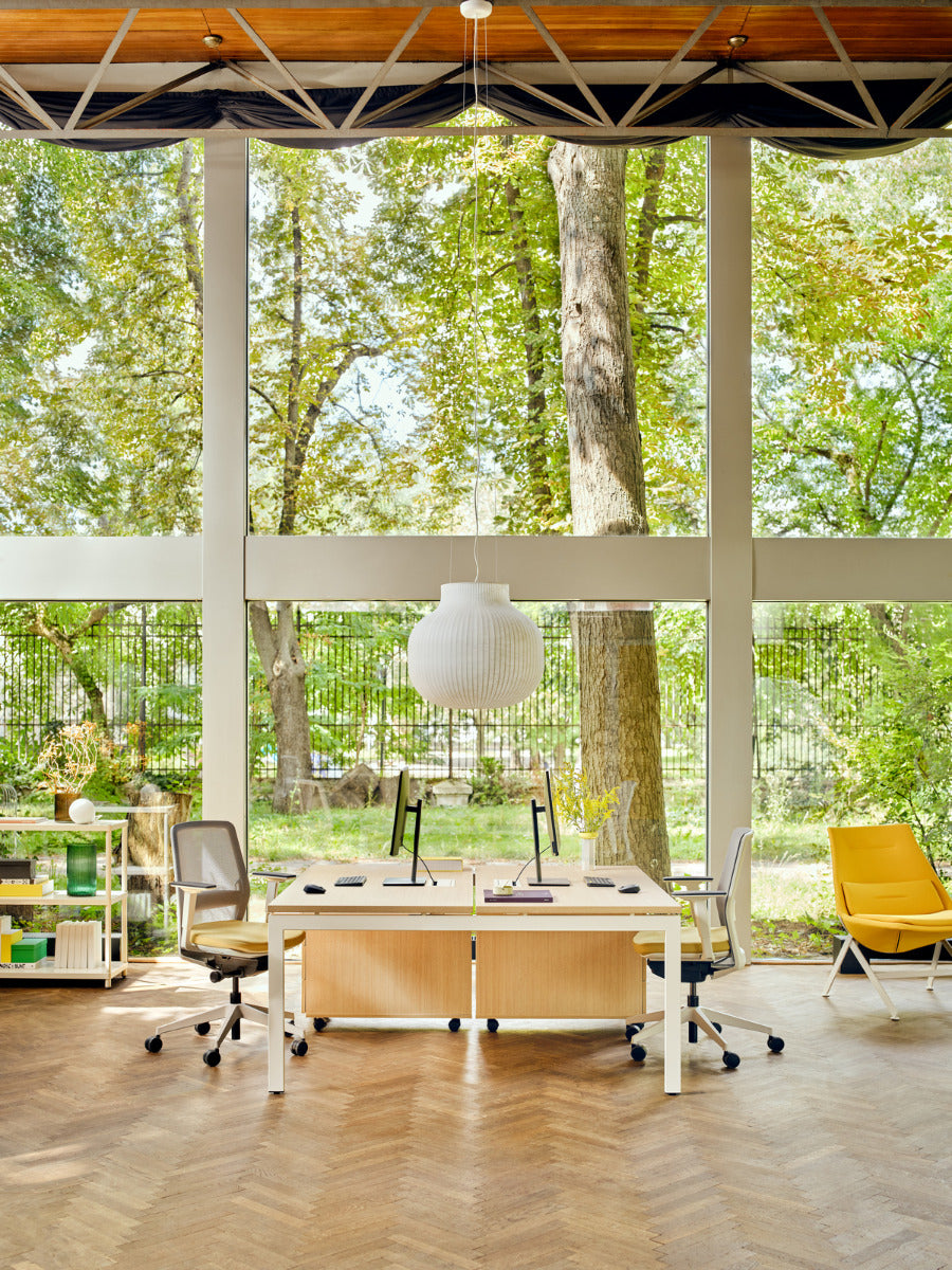 Eleganter Doppelschreibtisch Ogi U Bench BOU32E2 von MDD, ideal für kreative Arbeitsumgebungen mit stilvollem Design und großzügigem Platzangebot.
