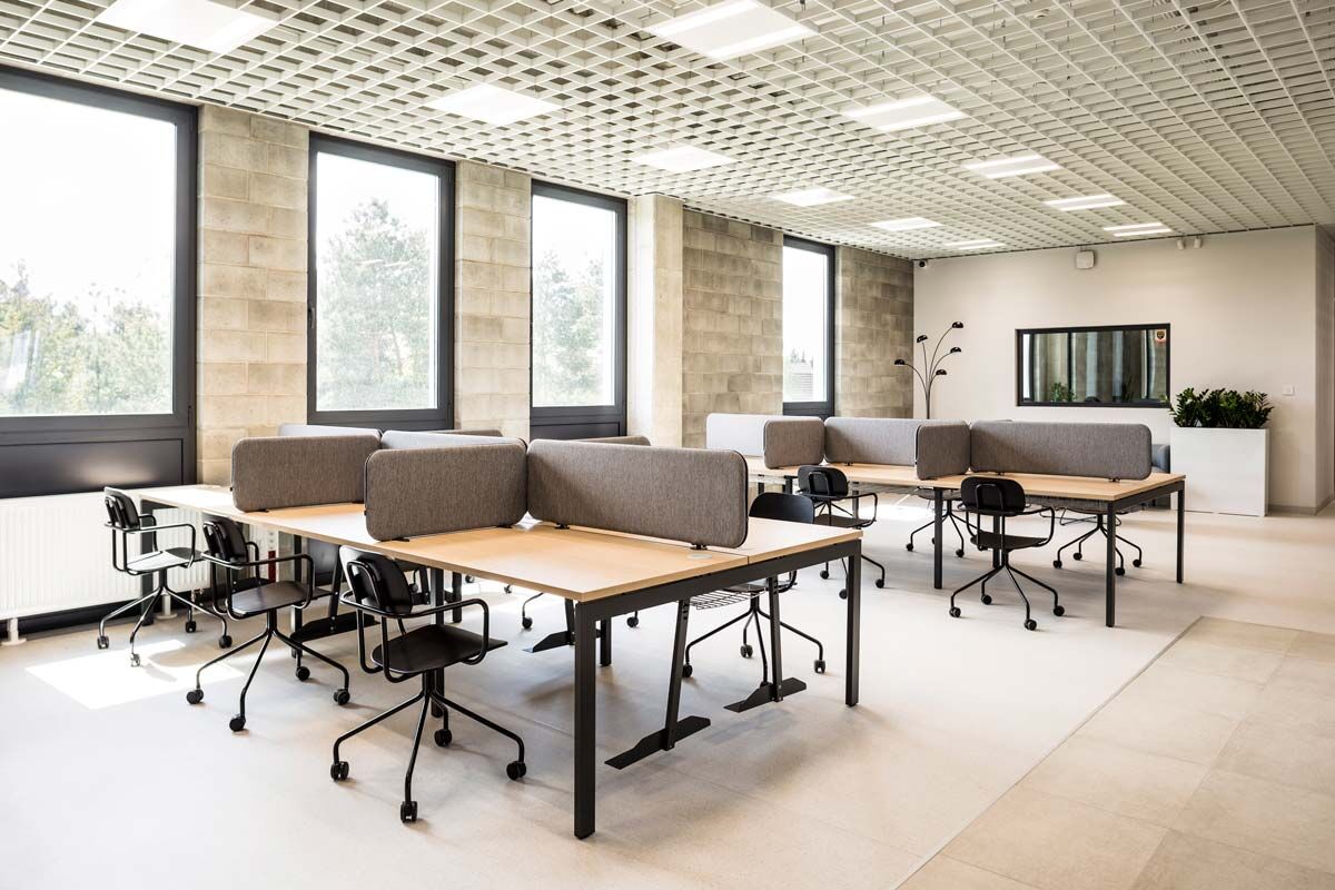 Ogi U Bench BOU32E3: Eleganter Doppelschreibtisch mit stilvollem Design, ideal für kreative Arbeitsplätze und Teamarbeit.