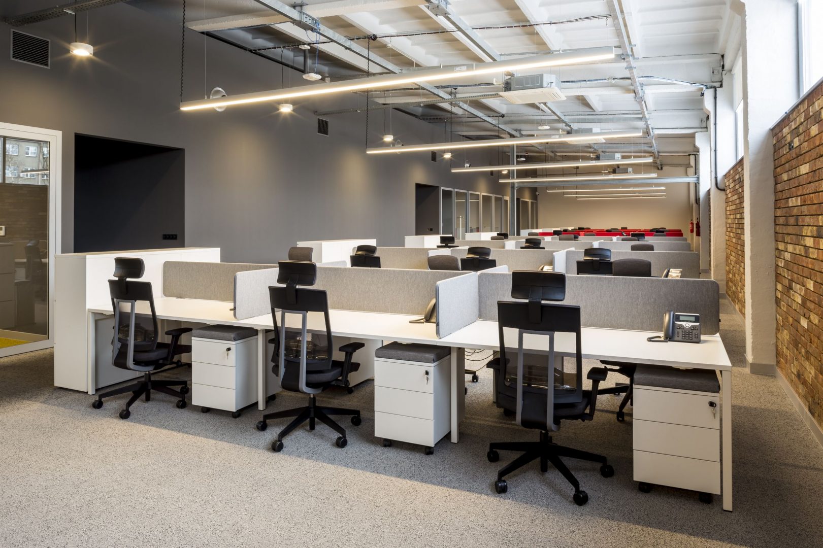 Ogi U Bench BOU32E3: Eleganter Doppelschreibtisch mit stilvollem Design, ideal für kreative Arbeitsplätze und Teamarbeit.