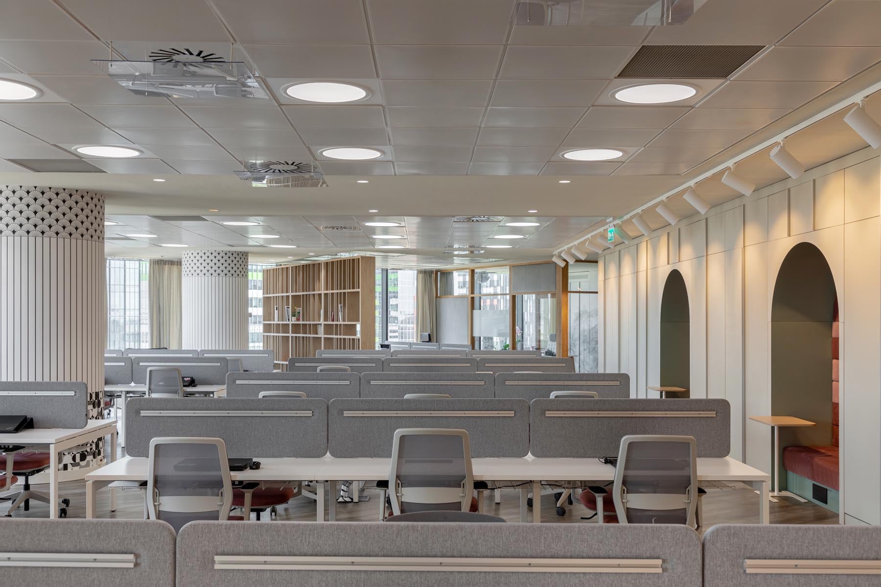 Ogi U Bench BOU32E3: Moderner Doppelschreibtisch mit klaren Linien, perfekt für effizientes Arbeiten und ansprechende Büroumgebungen.