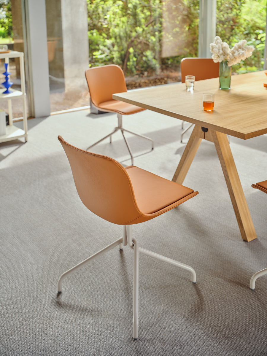 Moderner Drehstuhl Baltic 2 Classic BLK4P19K von MDD, ausgestattet mit einer eleganten schwarzen Drehbasis und einem ansprechenden, ergonomischen Sitz.