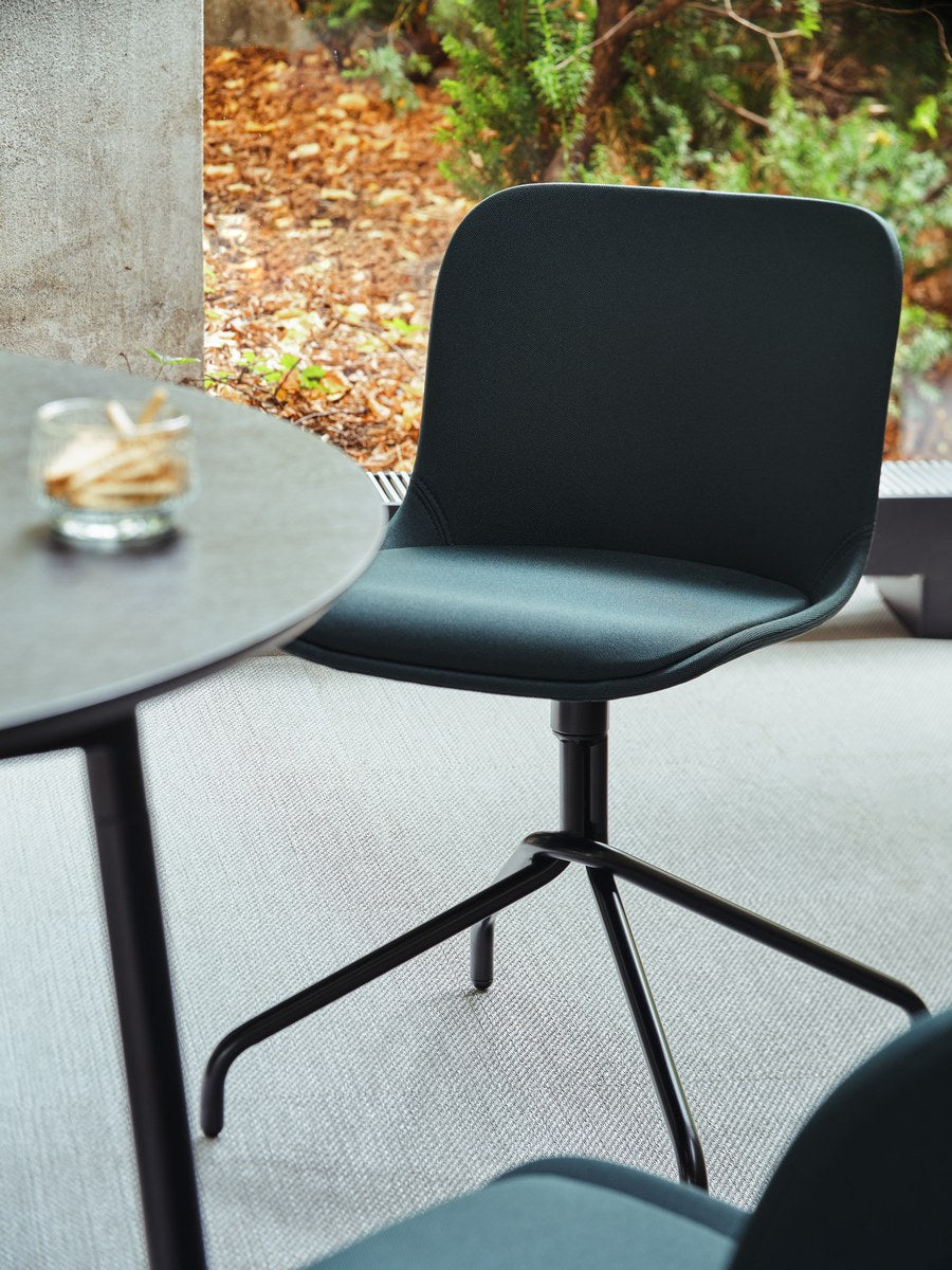 Drehstuhl Baltic 2 Classic von Mdd mit gepolstertem Schalensitz, Aluminium-Drehgestell und 4-Sternfuss, Ansicht von vorne.