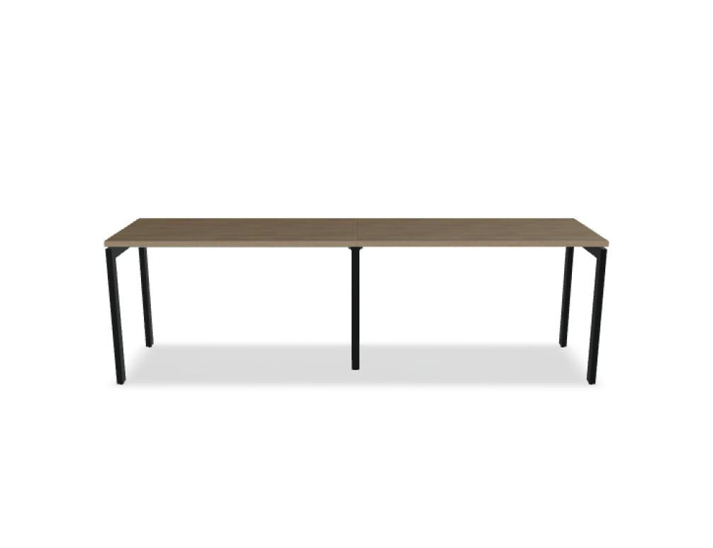 Schreibtisch Ogi U von Mdd mit Tischplatte in Honigeiche und pulverbeschichtetem, schwarzem Metallgestell im minimalistischen Design.