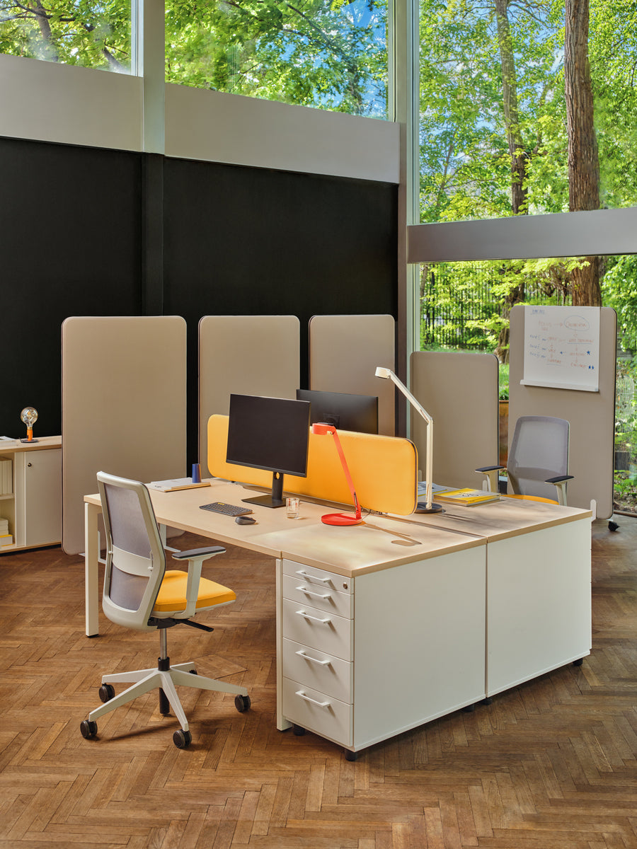 Moderner Ogi U BOU19E2 Schreibtisch von Mdd mit stilvollem U-Gestell und heller Oberfläche, ideal für effizientes Arbeiten und inspirierende Büroumgebungen.