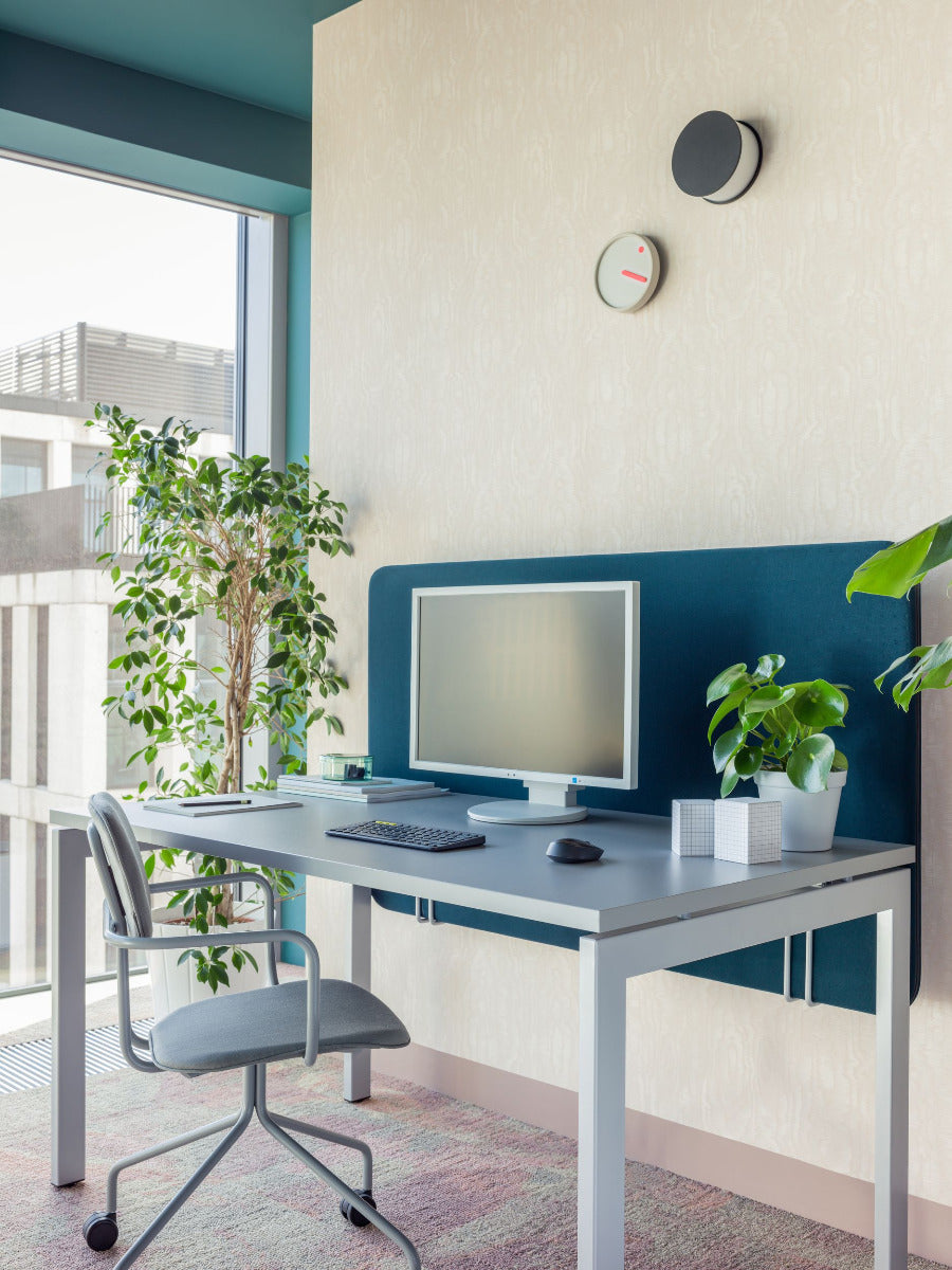 Eleganter Ogi U BOU19E2 Schreibtisch von Mdd, ideal für kreative Arbeitsumgebungen mit einem ansprechenden U-förmigen Design und einer hellen Oberfläche.
