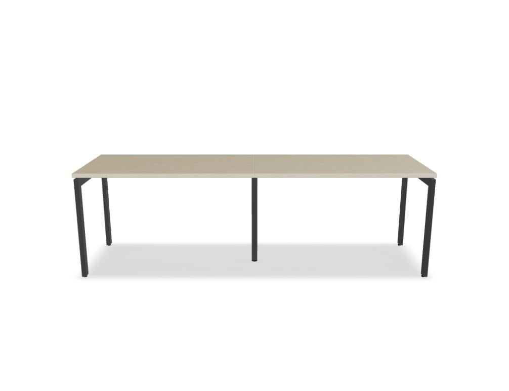 Schreibtisch Ogi U von Mdd mit Tischplatte in Honigeiche und pulverbeschichtetem, schwarzem Metallgestell im minimalistischen Design.