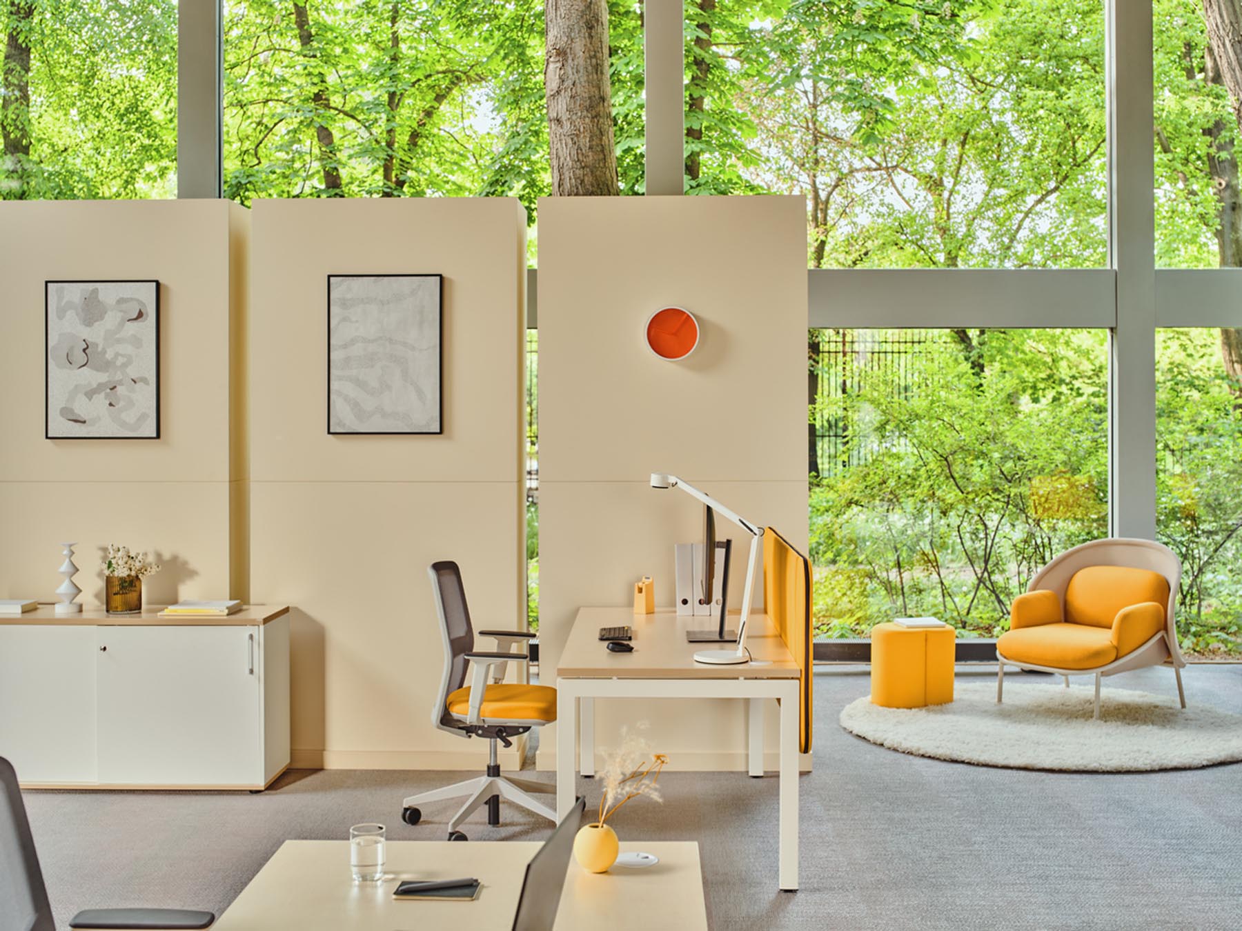 Eleganter Ogi U BOU29E3 Schreibtisch von Mdd, ausgestattet mit einem stilvollen U-Gestell, perfekt für moderne Arbeitsplätze und kreative Büros.