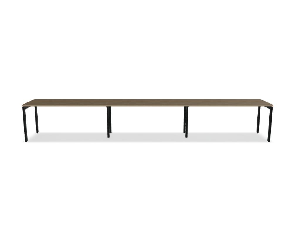 Schreibtisch Ogi U von Mdd mit Tischplatte in Honigeiche und pulverbeschichtetem, schwarzem Metallgestell im minimalistischen Design.