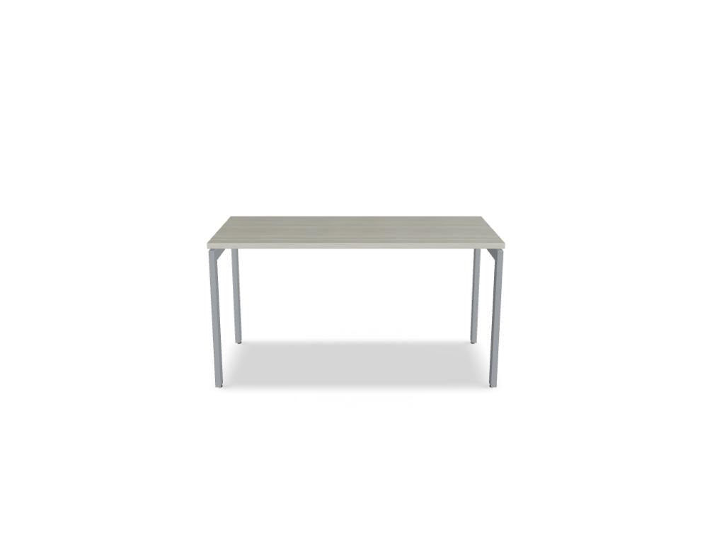Schreibtisch Ogi U von Mdd mit Tischplatte in Honigeiche und pulverbeschichtetem, schwarzem Metallgestell im minimalistischen Design.