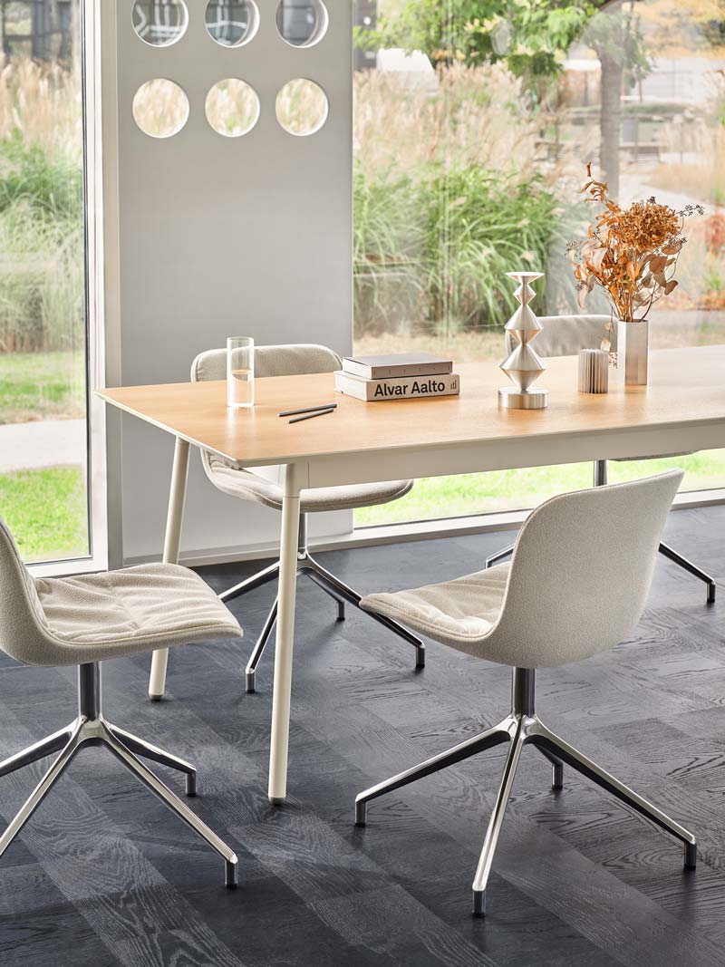 Moderner Drehstuhl Baltic 2 Soft Duo in Schwarz, ausgestattet mit einem glänzenden Aluminiumgestell und komfortablen Rollen für müheloses Bewegen.