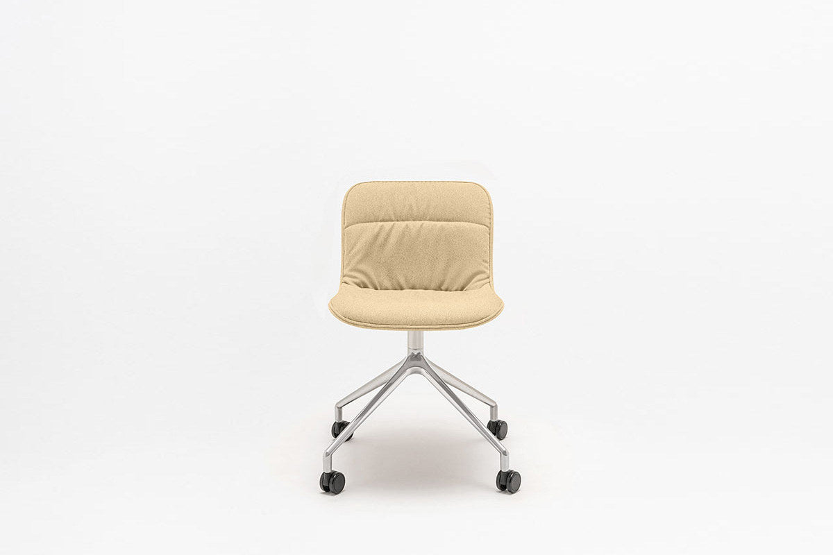 Drehstuhl Baltic 2 Soft Duo mit gefälteltem, dunkelbeigem Sitzpolster und poliertem Aluminium-Sternfussgestell auf vier Rollen.