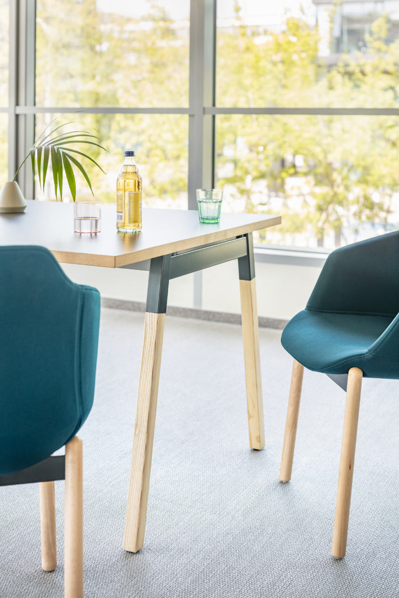 Eleganter Esstisch Ogi W PLD12E mit stabilen Holzbeinen und geschmackvoller Holzoberfläche, perfekt für moderne Wohnräume.