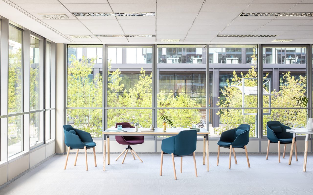 Moderner Esstisch Ogi W PLD12E mit stabilen Holzbeinen und stilvollem Design, ideal für zeitgemäße Essbereiche.