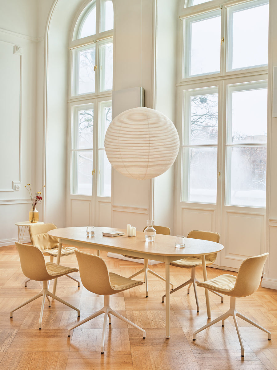 Stylischer Drehstuhl Baltic 2 Soft Duo BLK5P13 in Schwarz, ideal für Büros, bietet ergonomische Unterstützung und modernes Flair.