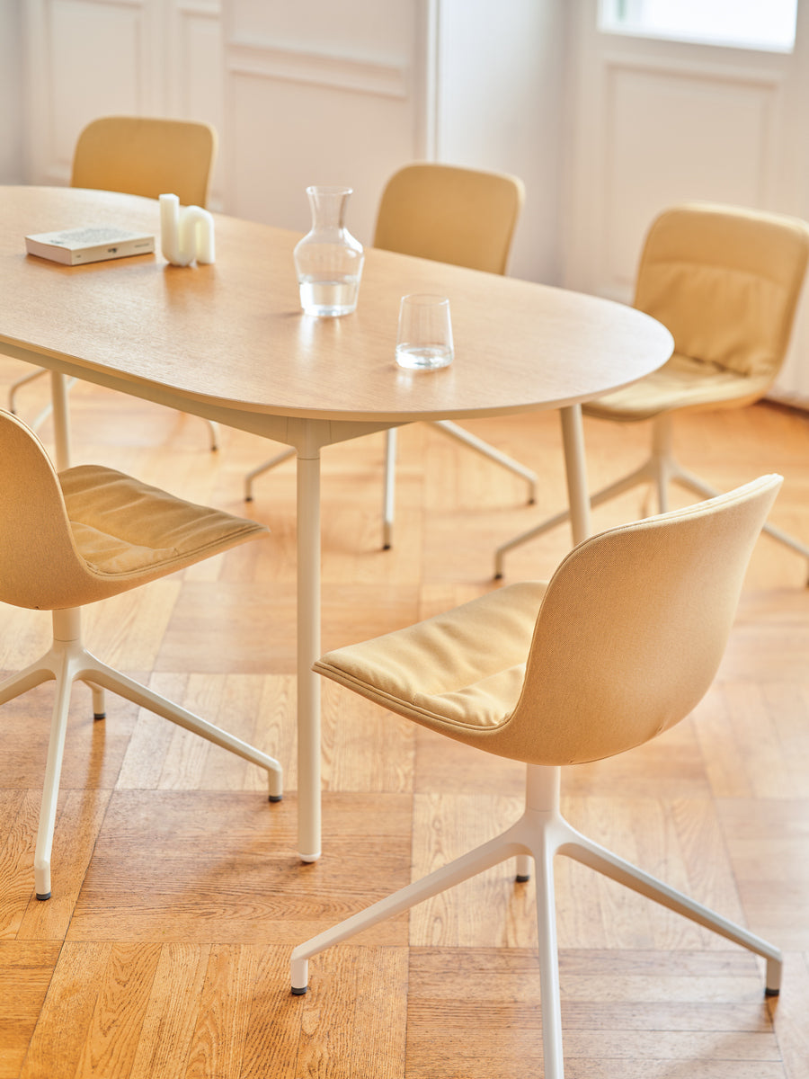 Eleganter Drehstuhl Baltic 2 Soft Duo BLK5P13 in Schwarz, perfekt für moderne Arbeitsumgebungen, vereint Komfort und zeitgemäßes Design.