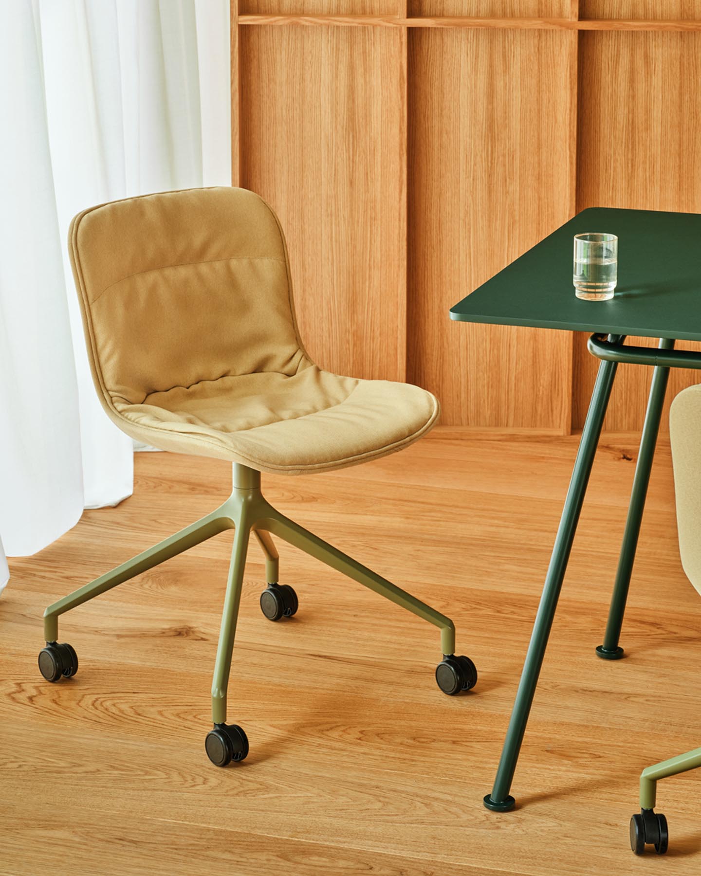 Eleganter Drehstuhl Baltic 2 Soft Duo BLK5P13 in Schwarz, perfekt für moderne Arbeitsumgebungen, vereint Komfort und zeitgemäßes Design.
