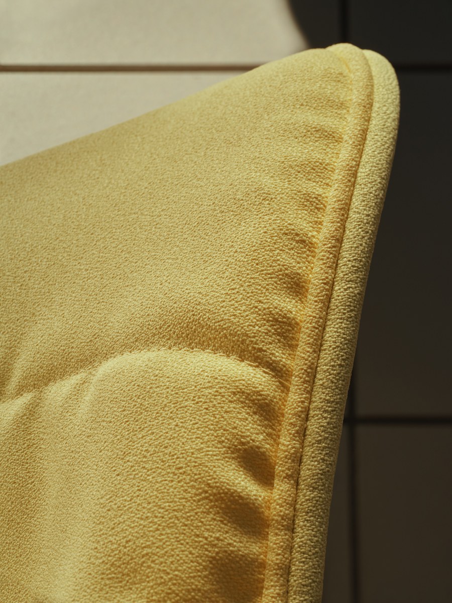 Bürostuhl Baltic 2 Soft Duo von Mdd mit anthrazitfarbenem gepolstertem Sitz, gefälteltem Kissen und höhenverstellbarem Aluminium-Fussgestell.