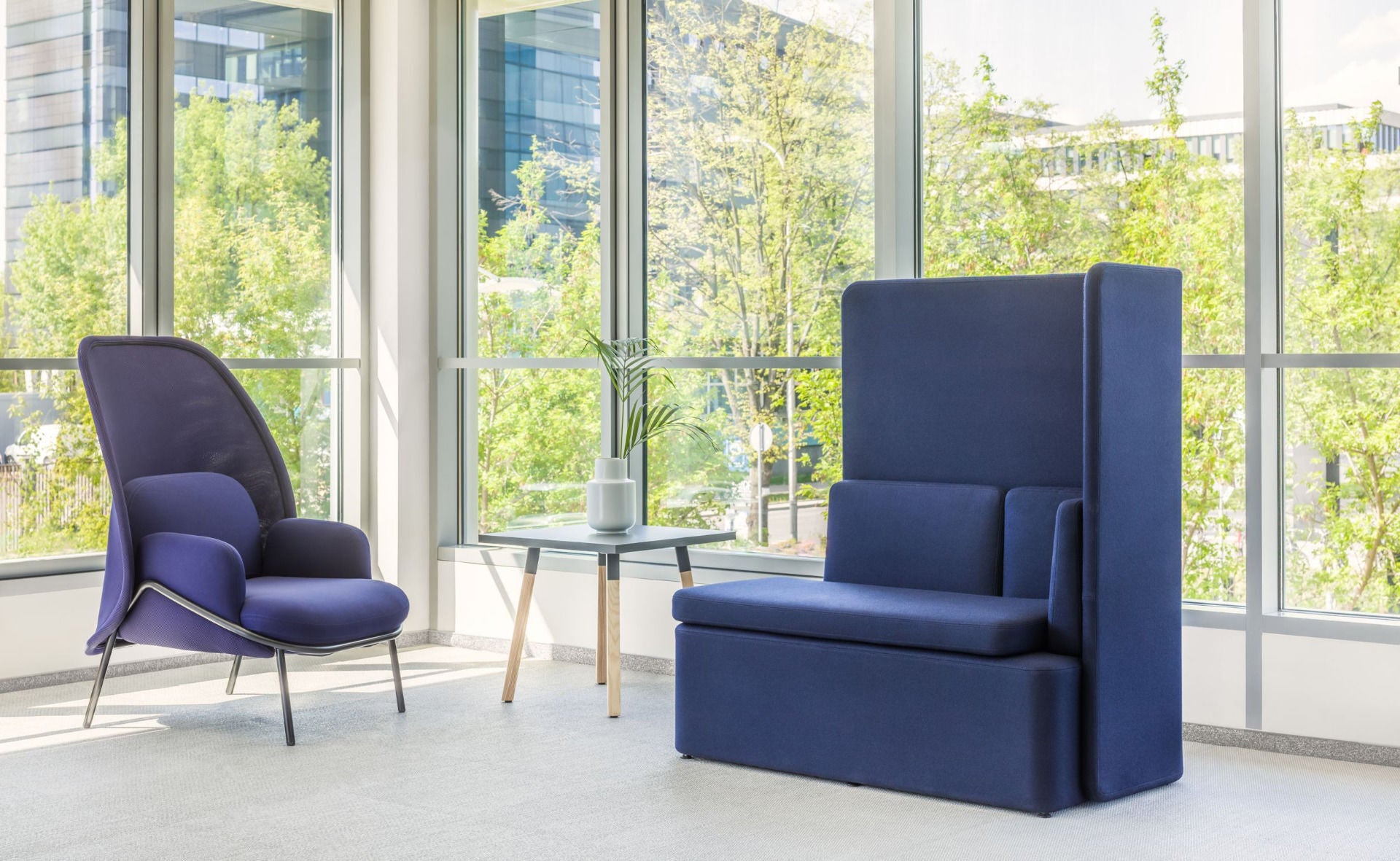 Eleganter Beistelltisch Ogi W PLD60 mit stilvollen Holzbeinen und schlichter weißer Oberfläche, perfekt für jedes moderne Wohnambiente.
