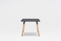 Ogi W - tavolino con gambe in legno