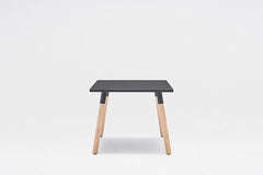 Ogi W - tavolino con gambe in legno