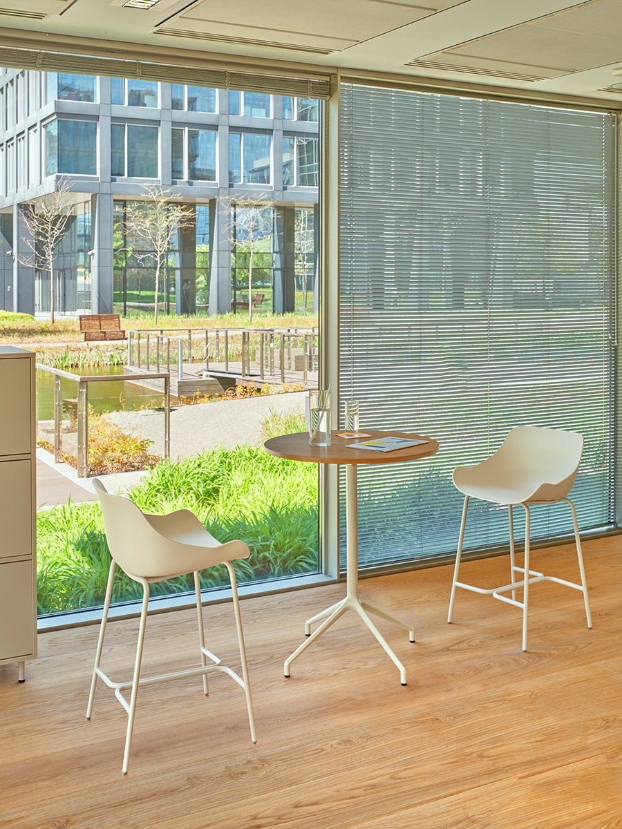 Olivgrüner Outdoor-Barstuhl Baltic Basic von Mdd mit Schalensitz aus Polypropylen und 4-Bein-Metallgestell aus pulverbeschichtetem Metall.