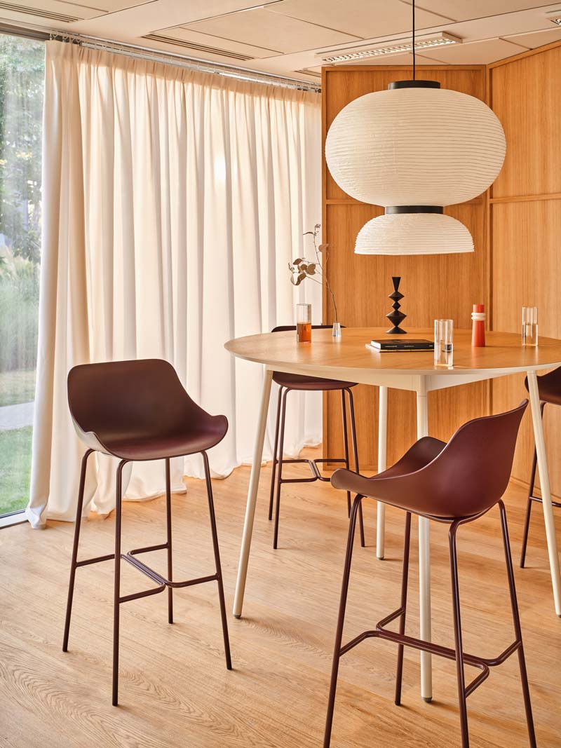 Eleganter Outdoor-Barhocker Baltic Basic BL1P5H von Mdd, mit stilvollem schwarzem Gestell und komfortabler, hellgrauer Polsterung.