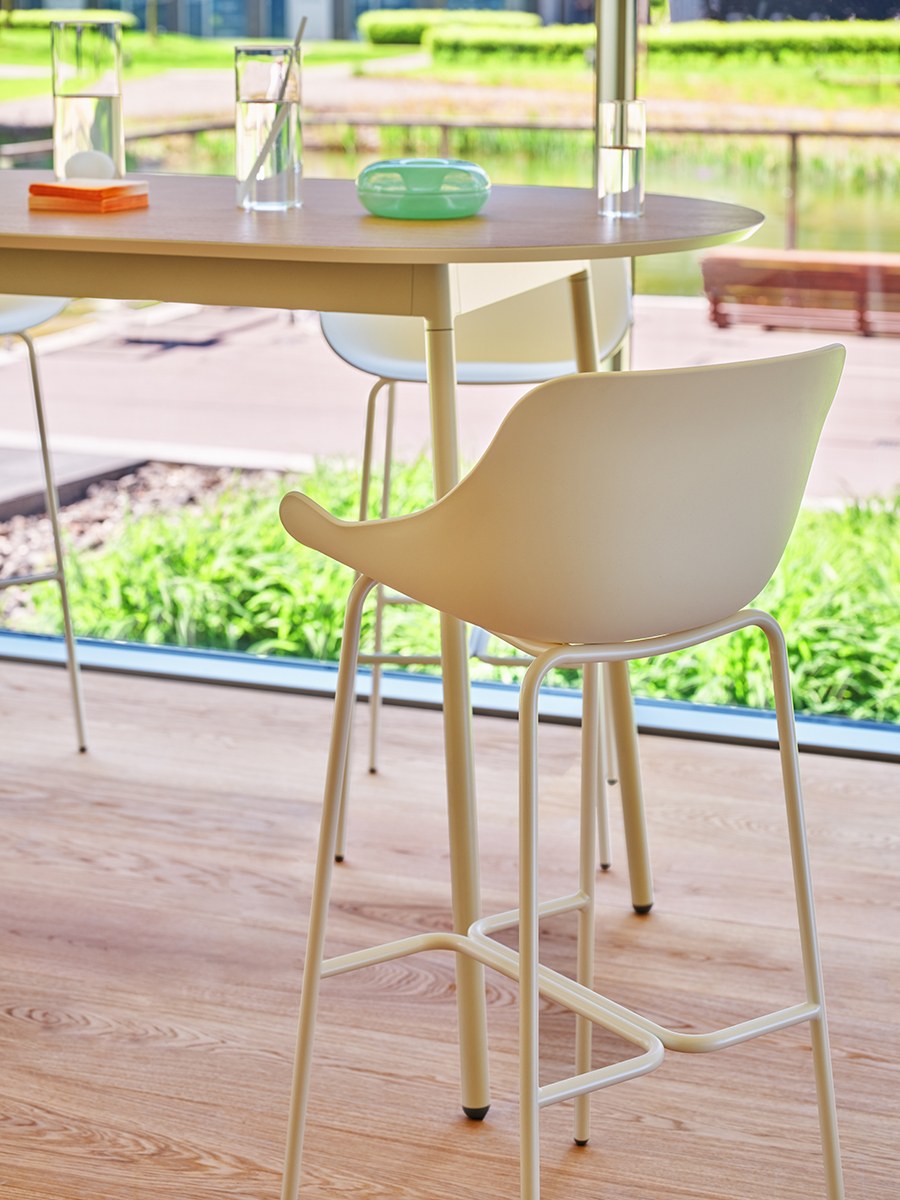 Olivgrüner Outdoor-Barstuhl Baltic Basic von Mdd mit Schalensitz aus Polypropylen und 4-Bein-Metallgestell aus pulverbeschichtetem Metall.