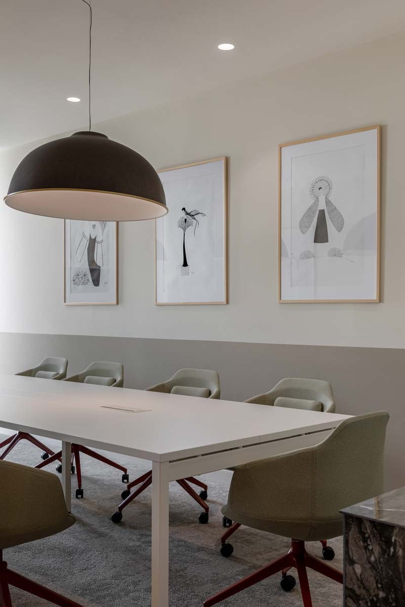 Esstisch Ogi Y von Mdd mit rechteckiger Tischplatte in Honigeiche, schwarzem Platteneinsatz und Metallgestell in Schwarz.