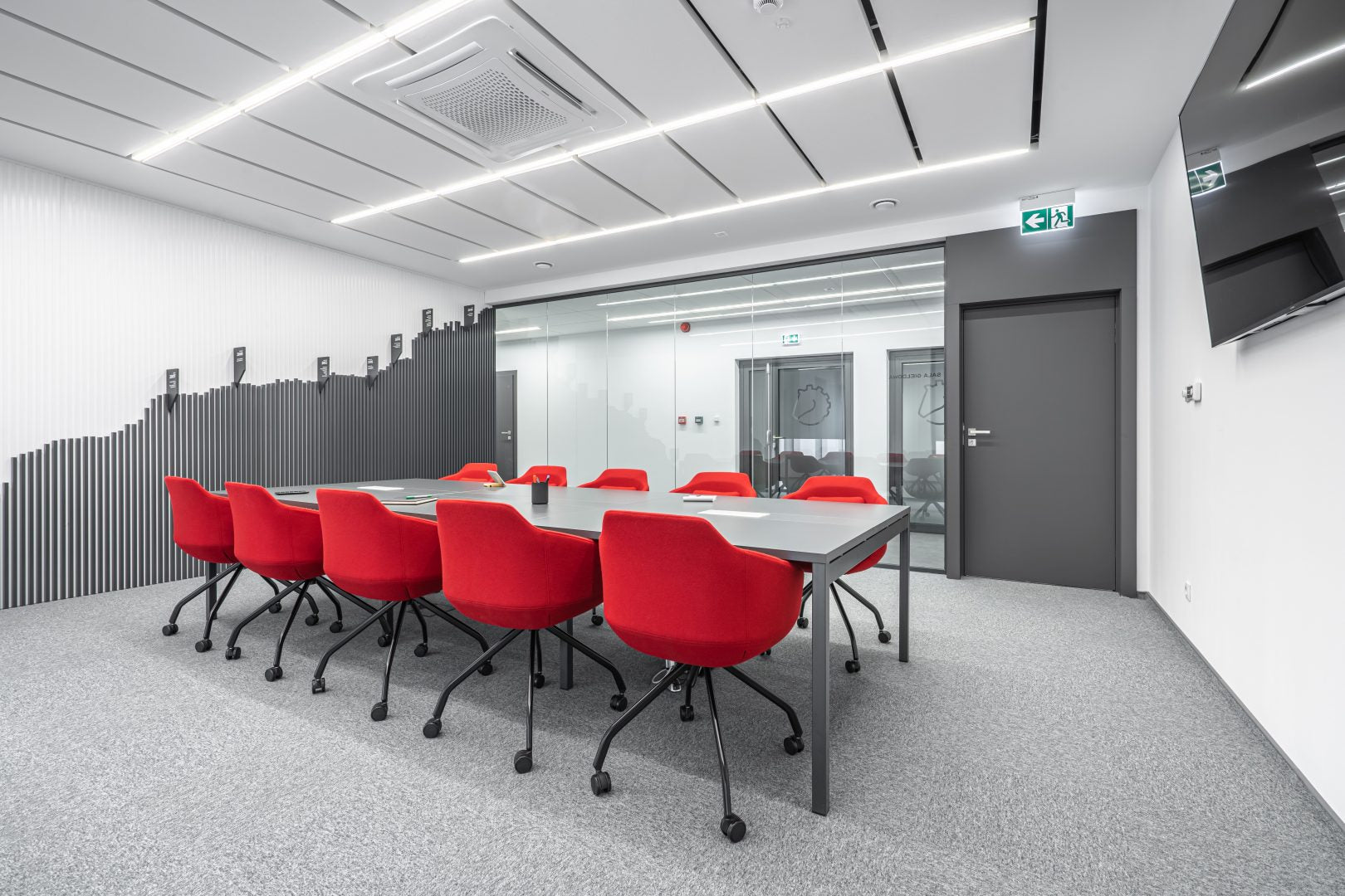 Eleganter Esstisch Ogi Y SY12 von Mdd, rechteckig, aus hellem Holz, ideal für stilvolle Essbereiche und gesellige Anlässe.