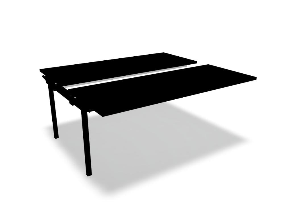 Esstisch Ogi Y von Mdd mit rechteckiger Tischplatte in Honigeiche, schwarzem Platteneinsatz und Metallgestell in Schwarz.