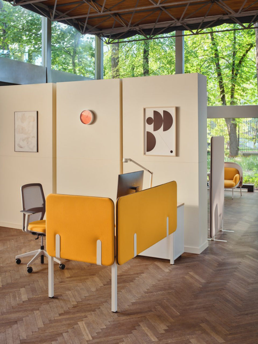 Ogi Y BOY03E3 - Funktionaler Schreibtisch von Mdd, ideal für Kinder, in einem hellen, einladenden Raum präsentiert, fördert produktives Arbeiten.