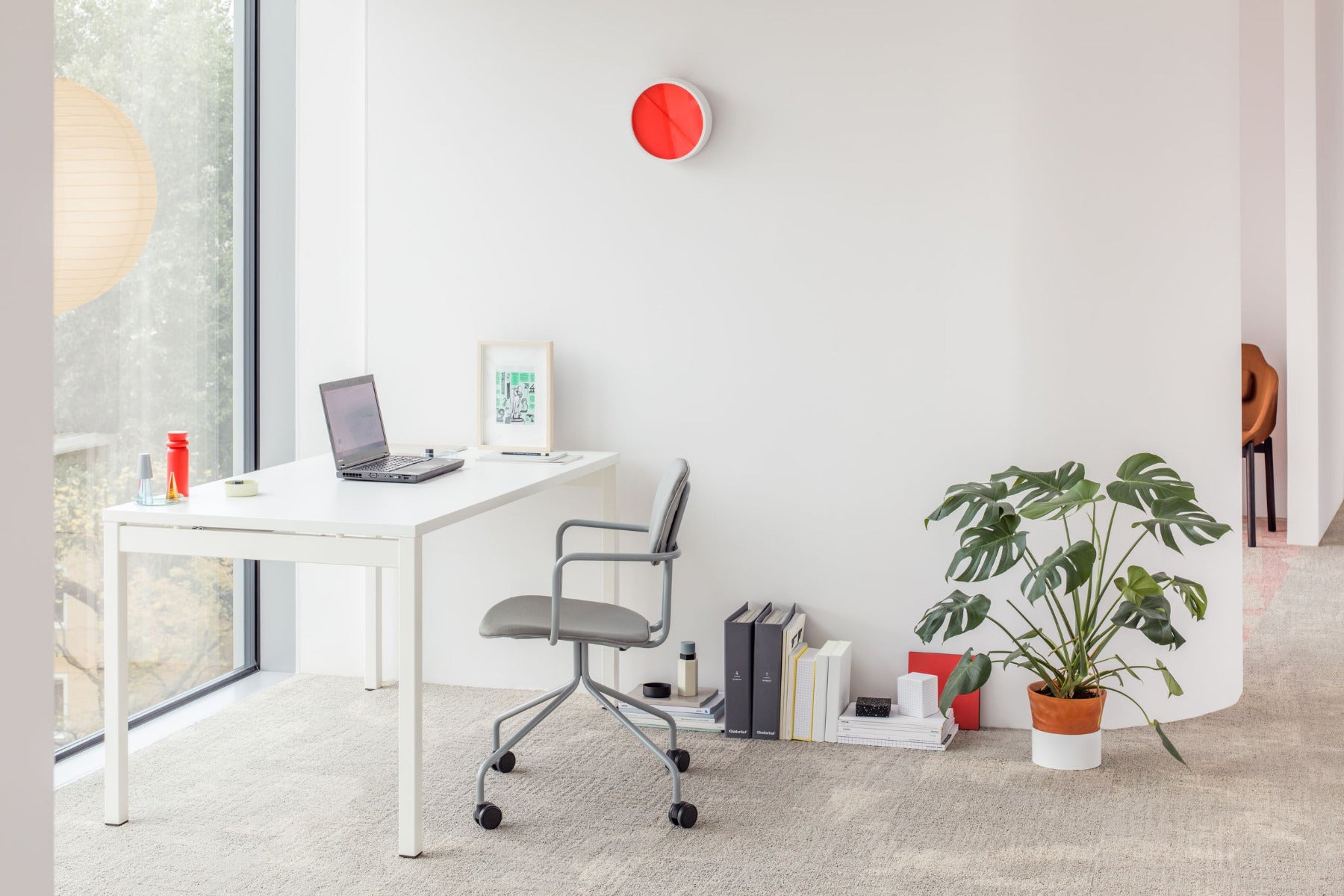 Eleganter Ogi Y BOY16E4 Schreibtisch von Mdd, ideal für kreative Arbeitsumgebungen, kombiniert Funktionalität mit modernem Flair.