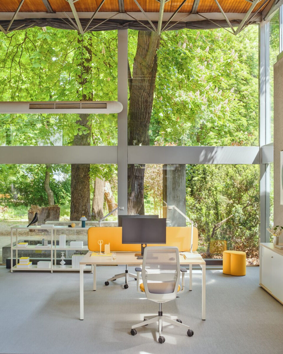Moderner Ogi Y BOY16E4 Schreibtisch von Mdd, perfekt für stilvolle Büros, bietet großzügige Arbeitsfläche und ansprechendes Design.