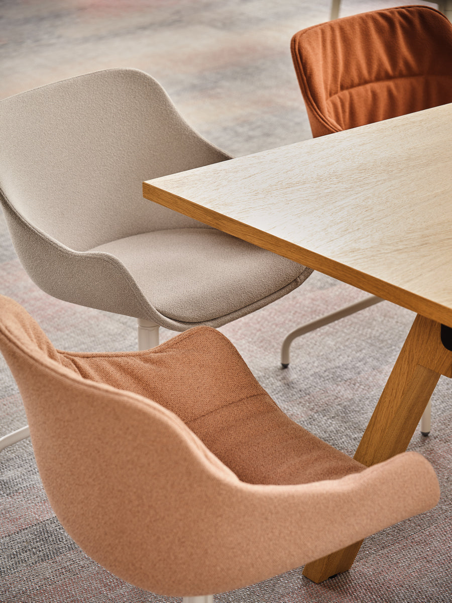 Eleganter Baltic Classic BL4P13 Drehstuhl mit ergonomischer Form und stilvollem Design, perfekt für kreative Arbeitsplätze und moderne Büros.