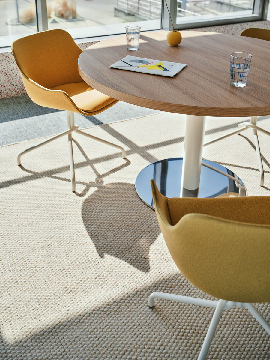 Moderner Drehstuhl Baltic Classic BL4P13 mit stilvollem Design und komfortabler Sitzfläche, ideal für Büros und kreative Arbeitsräume.