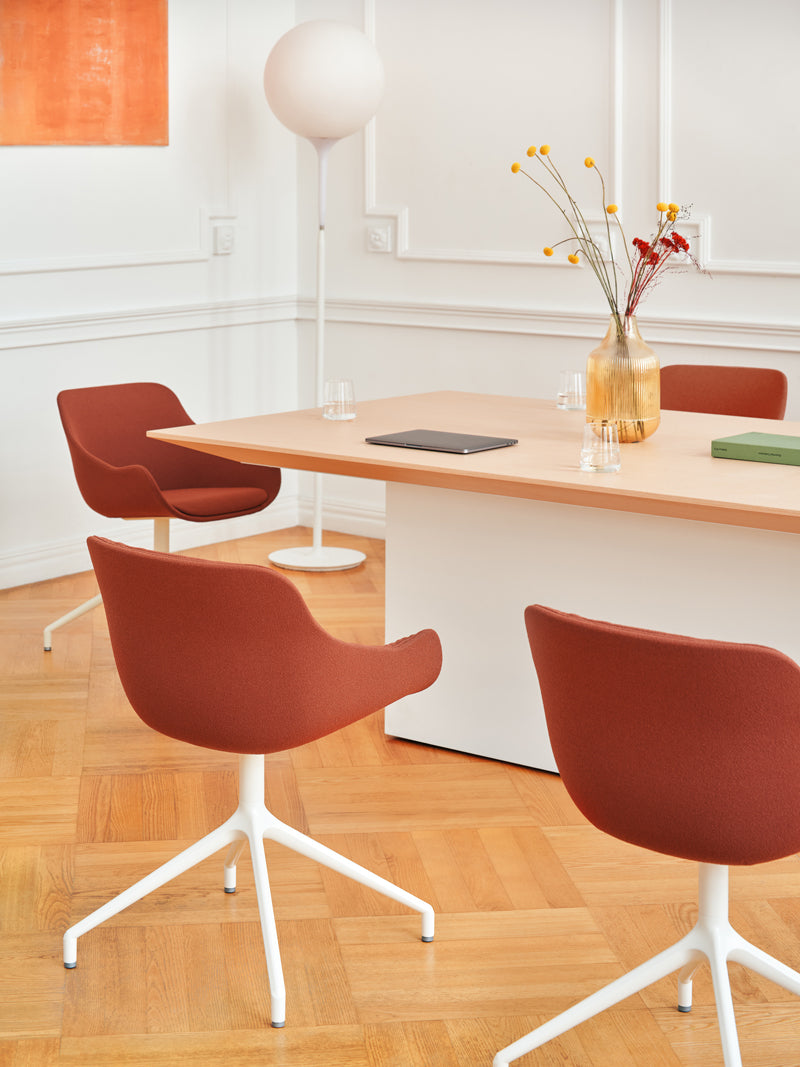 Eleganter Baltic Classic BL4P13K Drehstuhl mit stilvollem Design, komfortabler Polsterung und praktischer Drehfunktion in klassischem Schwarz.