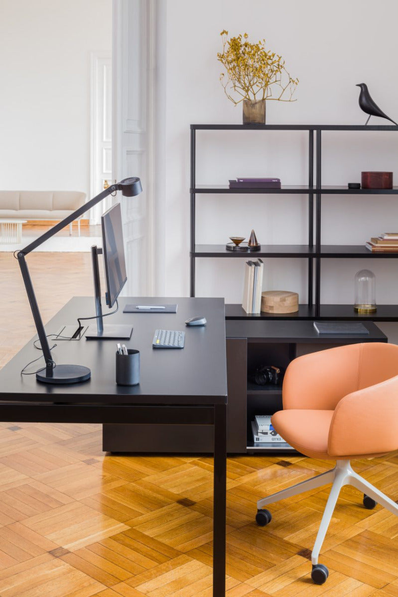 Eleganter Ogi Y BOYL21 Schreibtisch mit integriertem Schrank, ideal für ein modernes Arbeitsumfeld, kombiniert Funktionalität und ansprechendes Design.