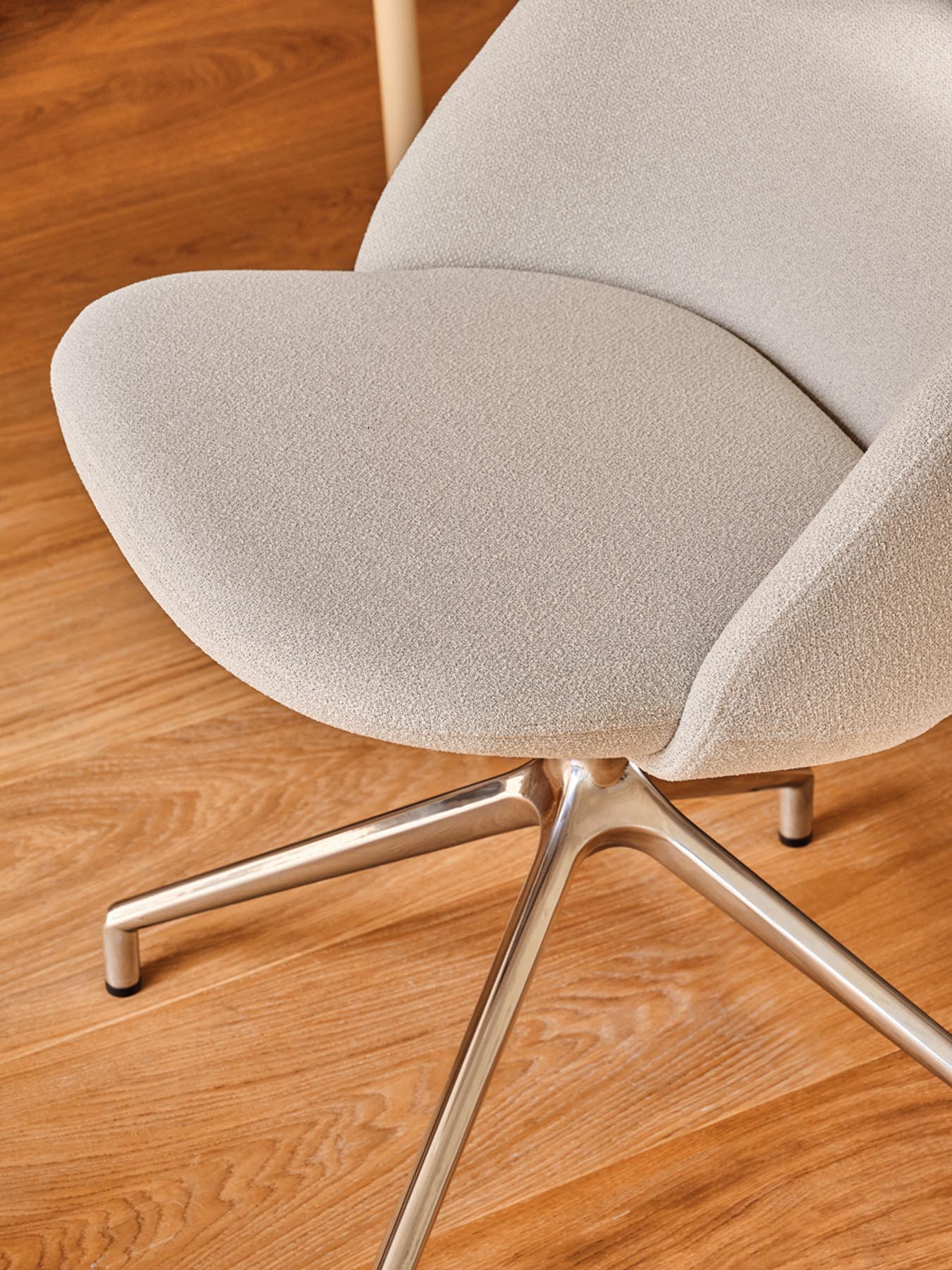 Eleganter Drehsessel Paralel PR1PP19 mit stilvollem Aluminiumgestell und komfortabler Polsterung für modernes Wohnen.