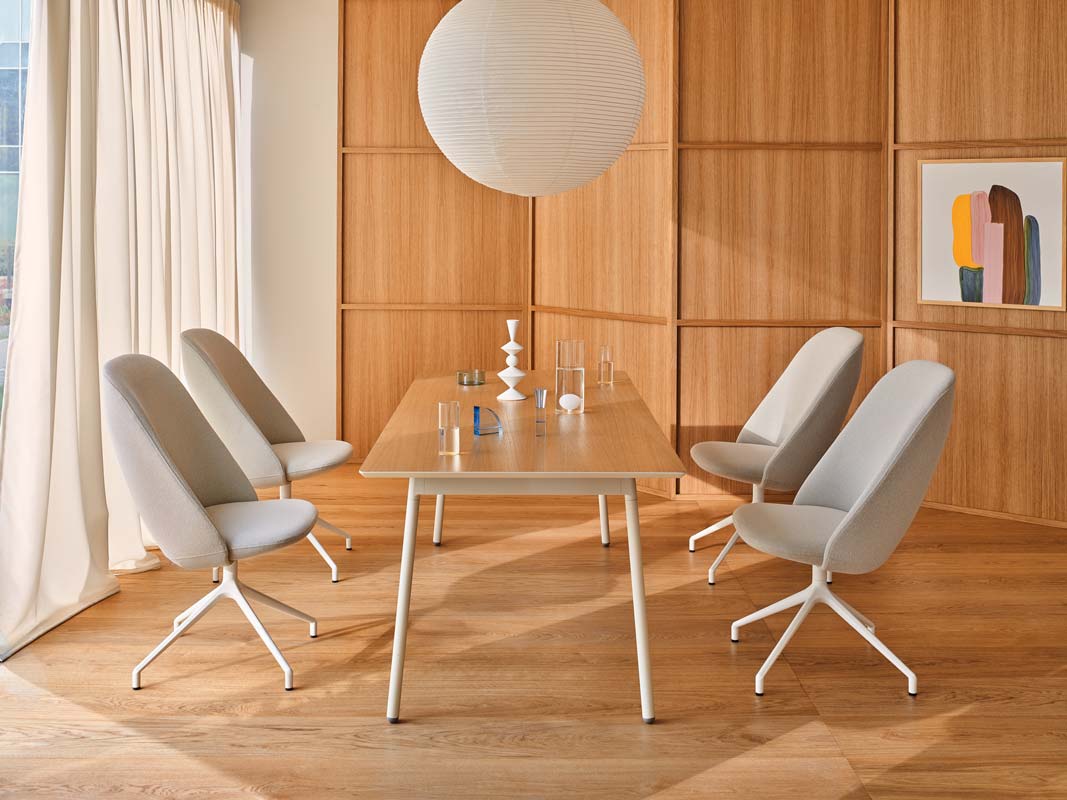 Moderner Konferenzsessel Paralel PR1P19K mit drehbarem Gestell, stilvolles schwarzes Polster, komfortable Ergonomie und robuste Konstruktion.