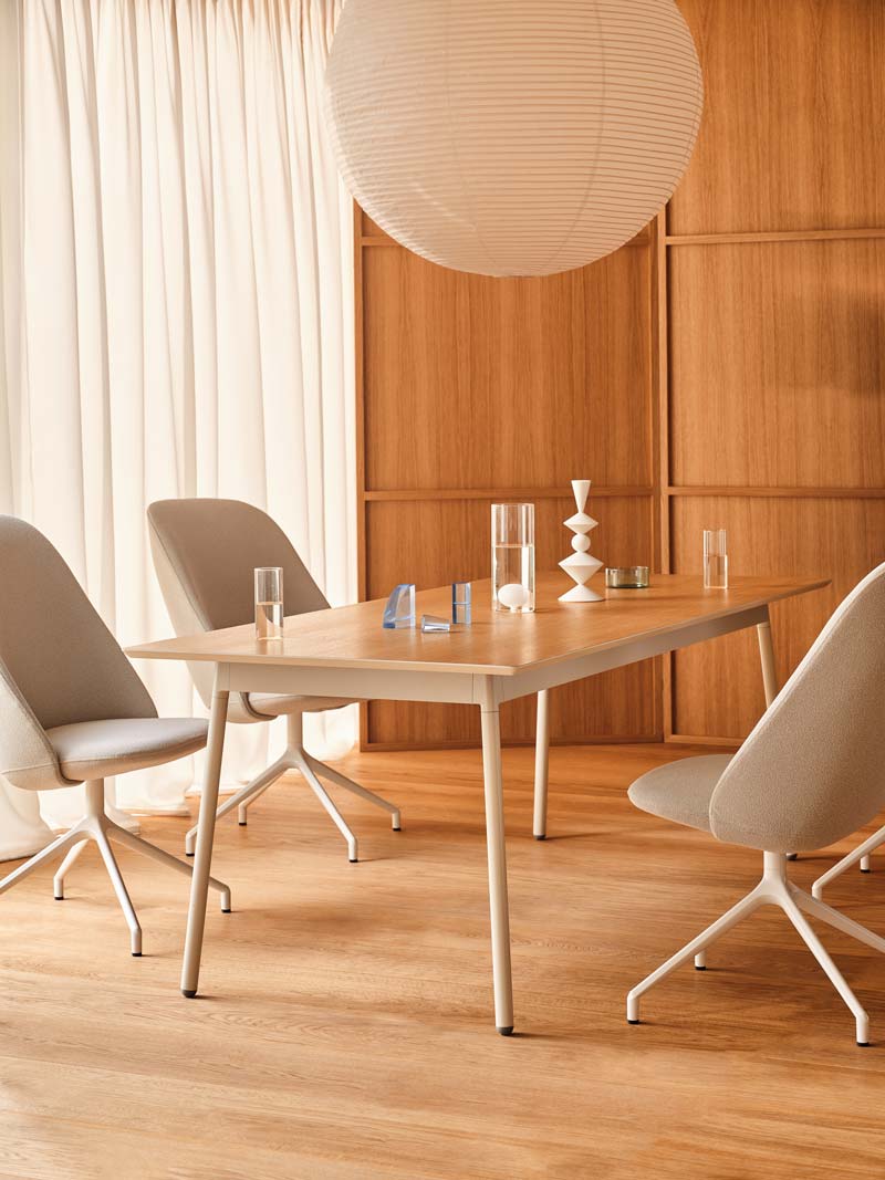 Eleganter Drehstuhl Paralel PR1P19K für Konferenzen, mit ansprechendem Design, bequemer Polsterung und stabiler Bauweise.