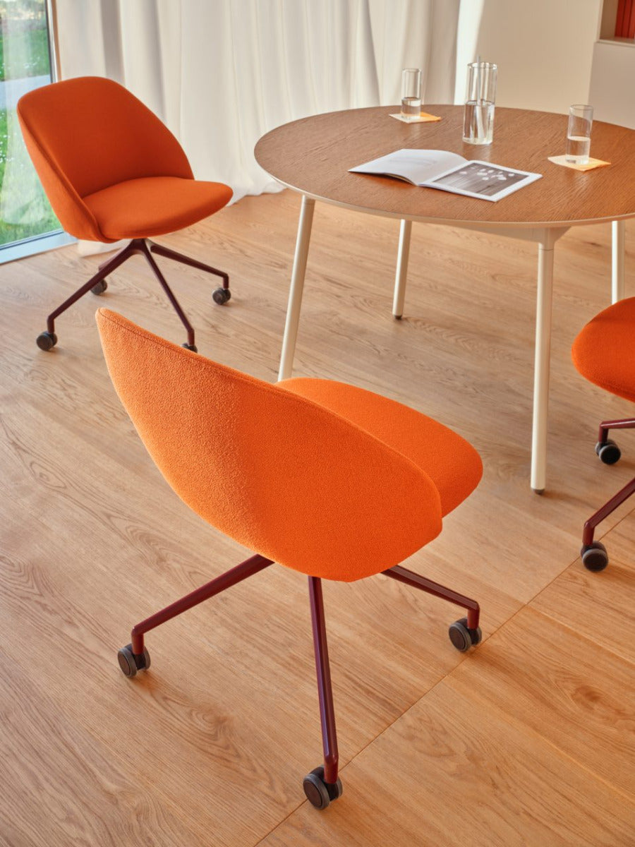 Eleganter Drehstuhl Paralel PR1P19K, perfekt für Konferenzen und Besprechungen, vereint Komfort und modernes Design.