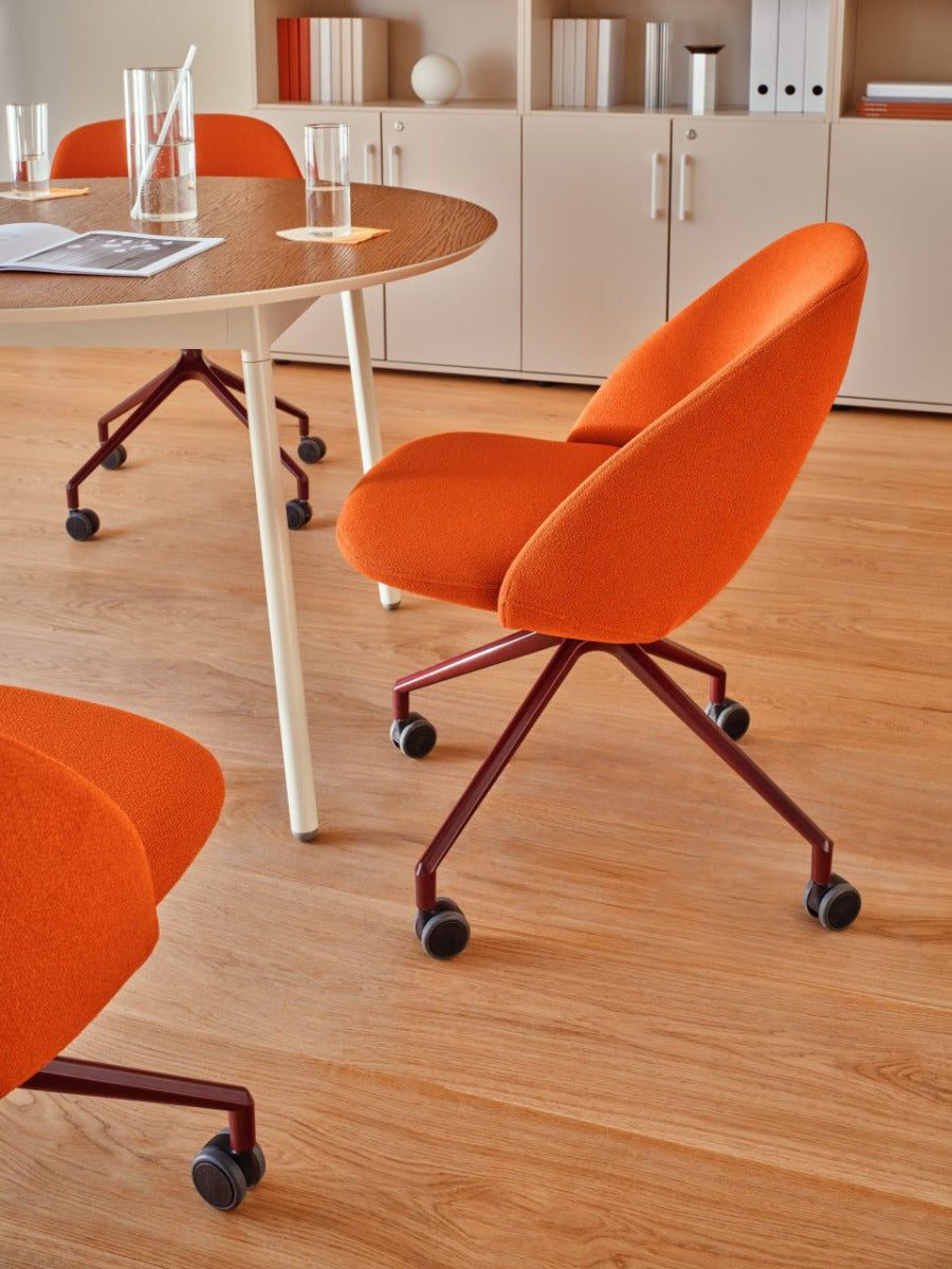 Eleganter Drehstuhl Paralel PR1P19K, perfekt für Konferenzen und Büros, vereint Komfort und modernes Design.