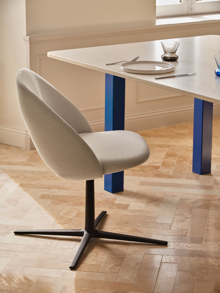 Eleganter Paralel PR1P21 Loungesessel mit Drehgestell, stilvolles Design und komfortable Polsterung, perfekt für entspannte Stunden im Wohnbereich.