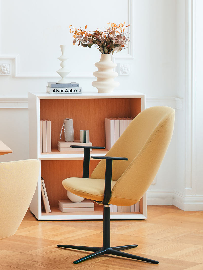 Eleganter Loungesessel Paralel PR1P21 mit Drehgestell, perfekt für gemütliche Stunden und modernes Wohndesign.