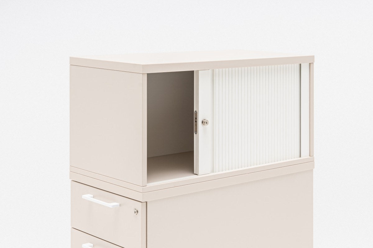 Aufsatzschrank für Büro-Container mit Korpus in Aluminium Satinato, Ober- und Bodenplatte in Kakao, aus Melamin gefertigt.