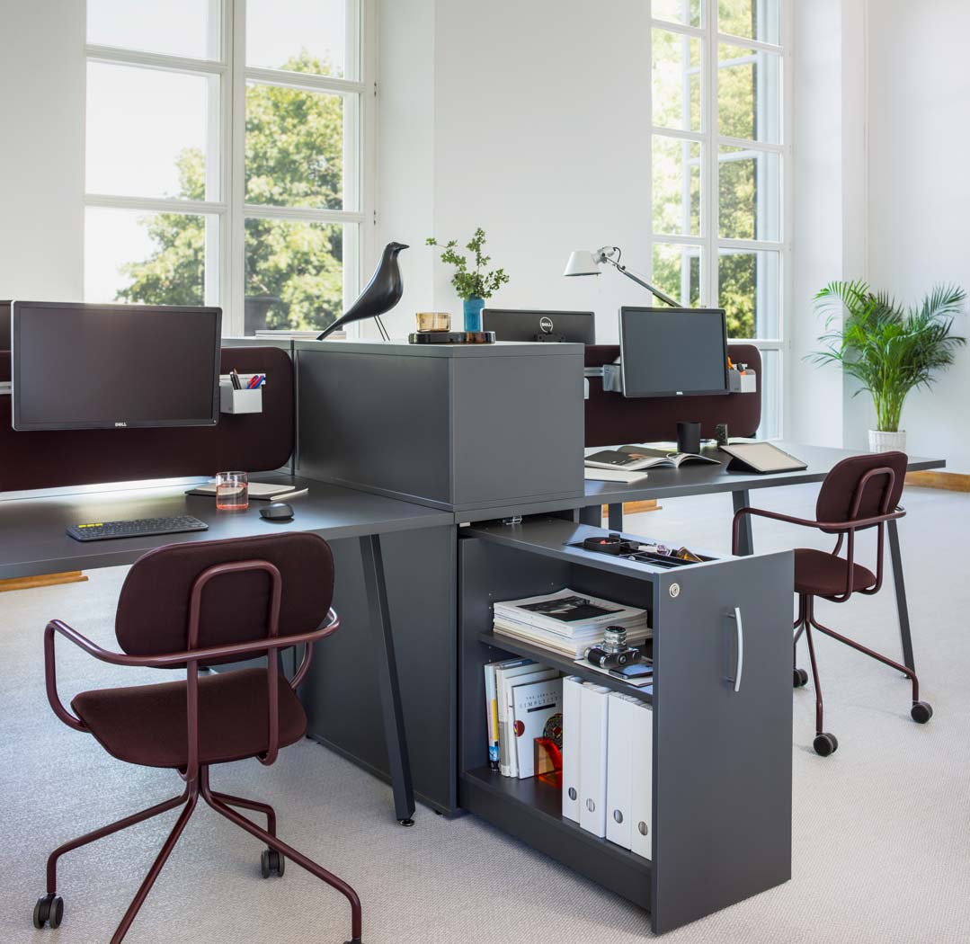 Eleganter Aufsatzschrank Standard A1L04P von MDD, gefertigt aus hellem Holz, ideal für die Aufbewahrung und Organisation in modernen Büros.