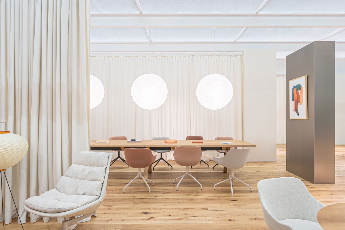Dunkelblauer Drehstuhl Baltic Classic mit gepolstertem Kunststoff-Schalensitz, Armlehnen und vierarmigem Metallfussgestell auf Rollen.