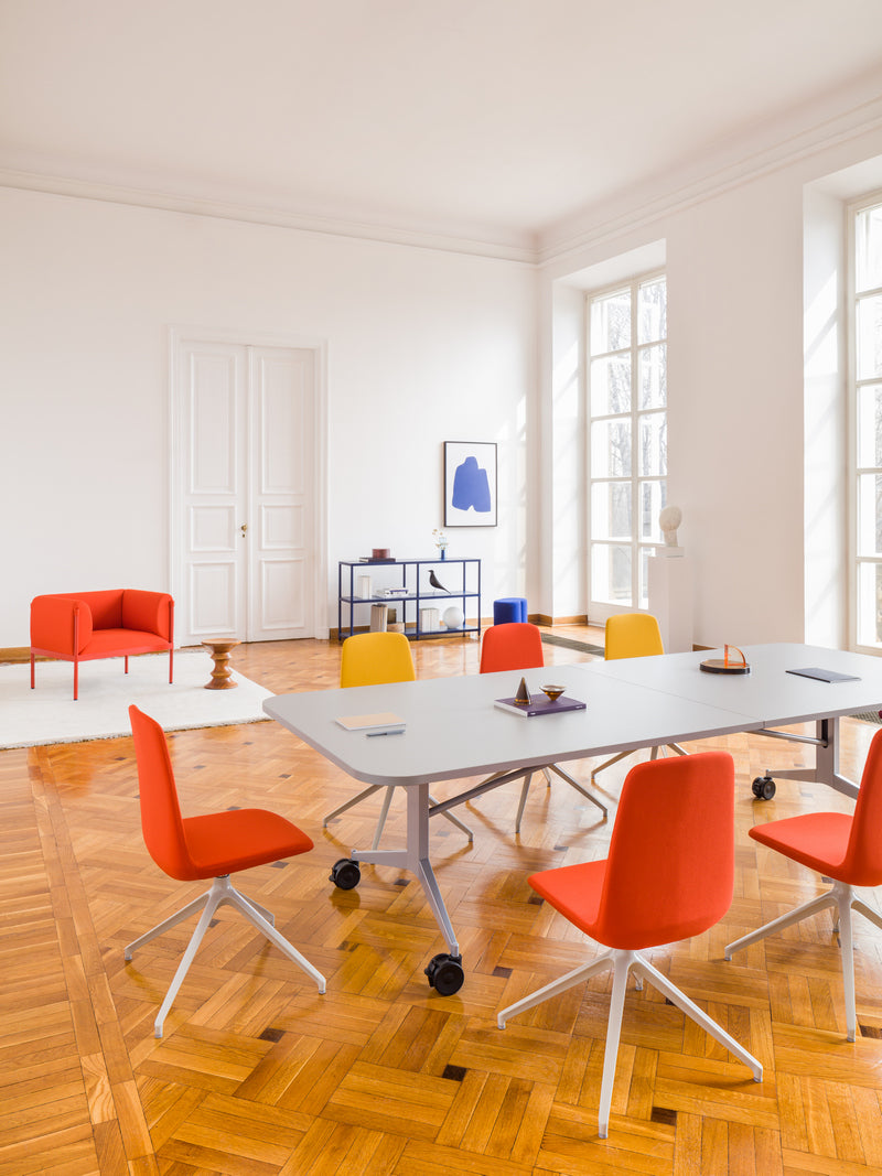 Moderner Klapptisch Plex PXP04 von Mdd, ideal für Konferenzen, mit eleganter, abwischbarer Oberfläche und platzsparendem Design.